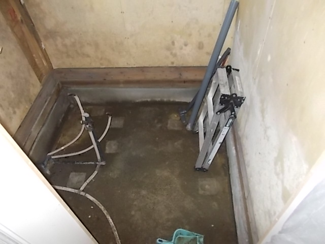 画像：施工中　浴槽・床・天井・壁パネル撤去後