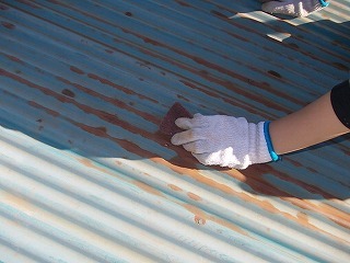 画像：施工中　ケレン作業中　錆や浮いた古い塗膜等を除去していく