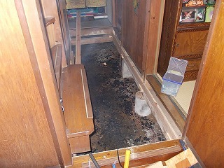 画像：施工中　床下に調湿材の炭を設置
